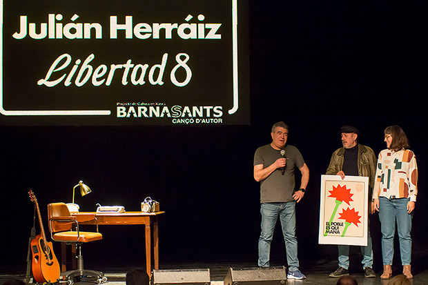 Julián Herraiz recogiendo el Premio BarnaSants al Activismo Cultural 2024. © Xavier Pintanel
