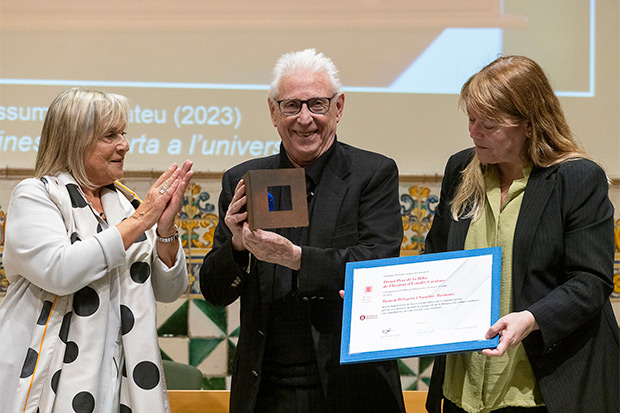 Raimon junto a Teresa Cabré (i) y Natàlia Garriga (d) recibiendo el Premio Prat de la Riba 2024 del IEC. © Institut d