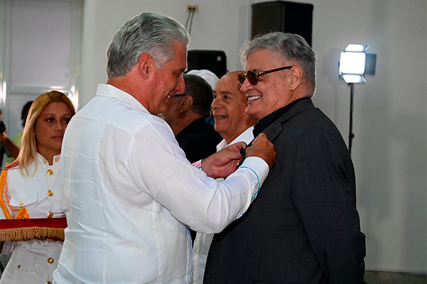 Miguel Díaz-Canel entrega la Medalla Haydeé Santamaría a Amaury Pérez. © Prensa Presidencia de Cuba