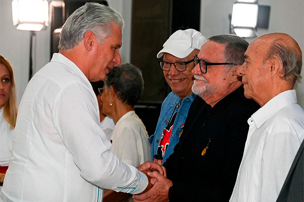 Miguel Díaz-Canel, Víctor Casaus, Alberto Faya y Guido López-Gavilán. © Prensa Presidencia de Cuba