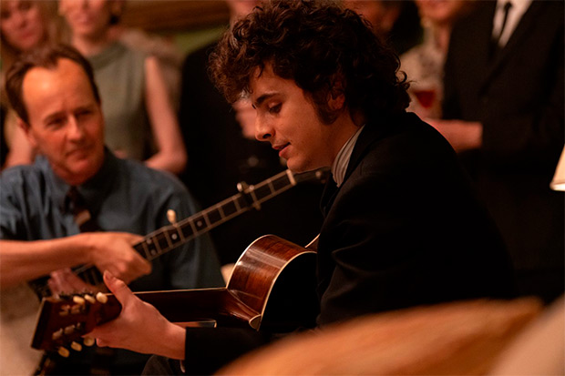 Bob Dylan (Timothée Chalamet) es observado por Pete Seeger (Edward Norton) en «A Complete Unknown».