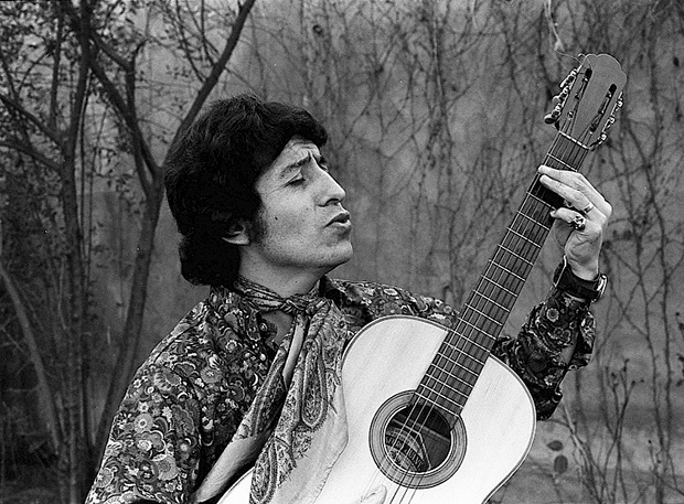 Víctor Jara en Casa de la Cultura de Ñuñoa (1968) con una guitarra Telesforo Julve, fabricada en Valencia. © Hernán Quintana|Archivo de la Escena Teatral UC