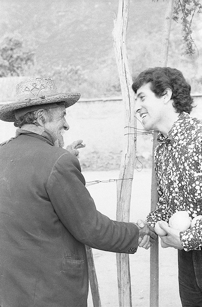 Víctor Jara con un poblador en Lonquén (1967), sesión que posiblemente inspiró la canción «El lazo». © Hernán Quintana|Archivo de la Escena Teatral UC