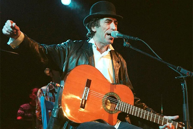 Joaquín Sabina durante un concierto en el Museo del Ferrocarril de Madrid en el que presentó «19 días y 500 noches». © EFE|Alberto Martín