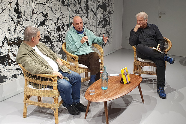 De izquierda a derecha: Joaquim Vilarnau, Lluís Llach y Lluís Gendrau. © Xavier Pintanel