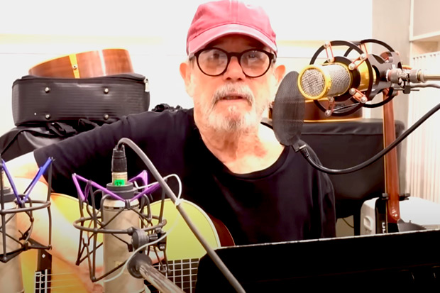 Silvio Rodríguez en el video de la canción «Más porvenir».