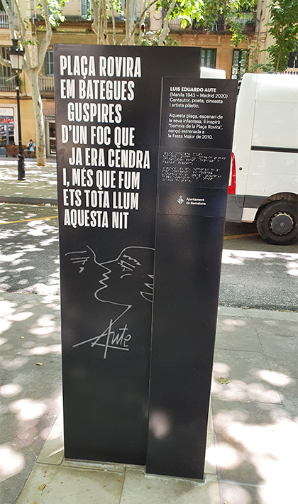 Tótem levantado en honor de Luis Eduardo Aute en la Plaça Rovira del barrio de Gràcia en Barcelona. © Xavier Pintanel