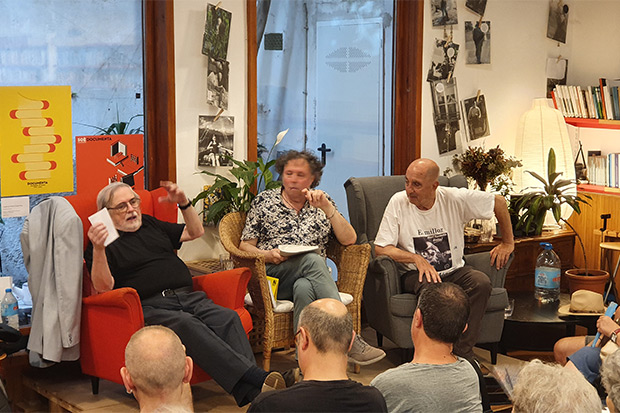 Presentación del 2 de julio en la librería Documenta de Barcelona del «Ni Juan Carlos ni Sofía: Oriol Tramvia». A la izquierda Agustí Pons y a la derecha Oriol Tramvia. © Xavier Pintanel
