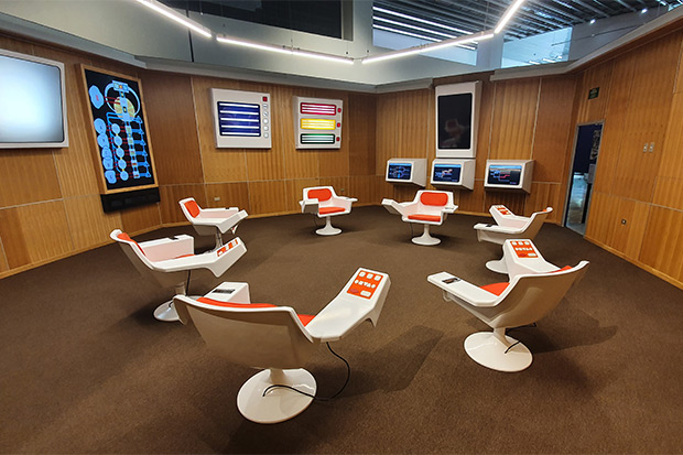 Reconstrucción de la sala de operaciones de Cybersyn, una sala diseñada para la toma de decisiones a partir de datos recopilados de las diferentes industrias del país, que nunca llego a estar en funcionamiento. © Xavier Pintanel