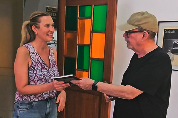 Vanessa de María con Silvio Rodríguez en los Estudios Ojalá.