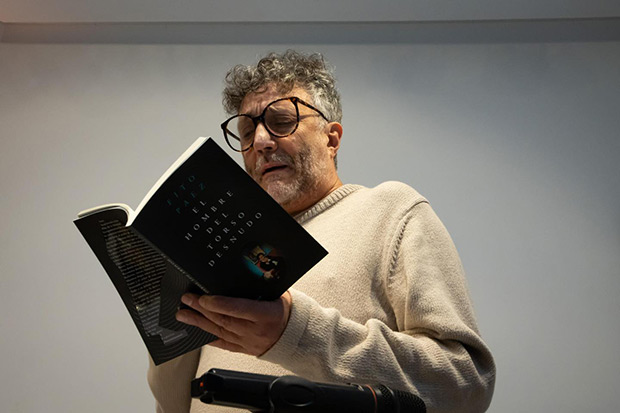 Fito Páez lee un fragmento de «El hombre del torso desnudo», su primer libro de poemas. © Prensa Editorial Planeta