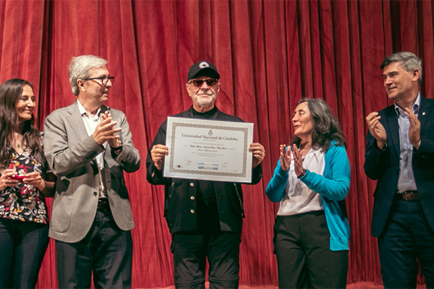 León Gieco recibe el doctorado Honoris Causa por la Universidad Nacional de Córdoba. © Prensa Universidad Nacional de Córdoba (UNC)