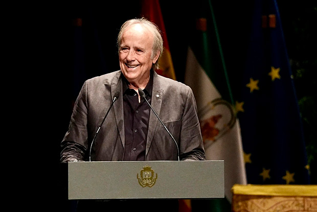 Joan Manuel Serrat tras recibir el XIV Premio Cortes de la Real Isla de León, en San Fernando (Cádiz). © EFE|Román Ríos