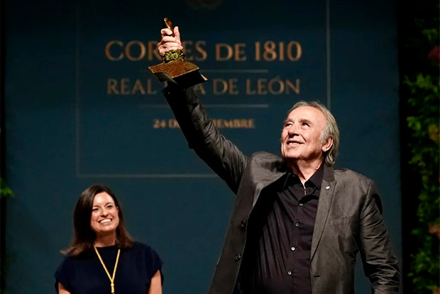 Joan Manuel Serrat tras recibir el XIV Premio Cortes de la Real Isla de León, en San Fernando (Cádiz). © EFE|Román Ríos