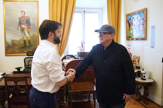 El Presidente de la República, Gabriel Boric Font, recibe en el Palacio de La Moneda al trovador Silvio Rodríguez. © Alex Ibáñez|Prensa Presidencia de la República