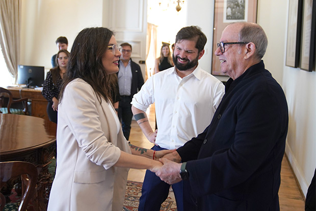 Silvio Rodríguez saluda a la ministra Secretaria General de Gobierno, Camila Vallejo. © Alex Ibáñez|Prensa Presidencia de la República