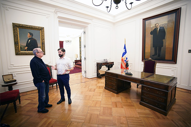El presidente Boric muestra a Silvio Rodríguez el Salón Blanco en La Moneda.