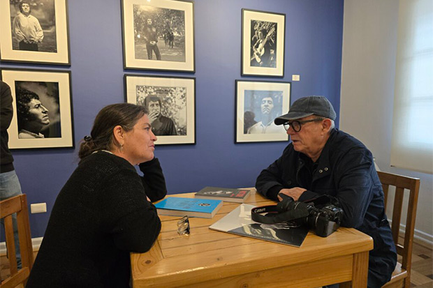 Amanda Jara junto a Silvio Rodríguez. © Constanza Yáñez|Fundación Víctor Jara