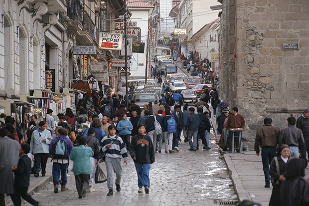 La calle Sagárnaga, en pleno centro histórico de La Paz en Bolivia en una fotografía de 1996 en donde se puede apreciar todavía la Peña Naira antes de convertirse en Hostal. © Xavier Pintanel