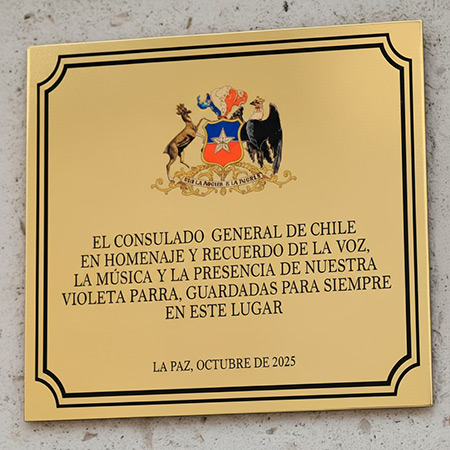 Placa conmemorativa en el Hostal Naira —antigua Peña Naira—, en la calle Sagárnaga número 161, en pleno centro histórico de La Paz, que recuerda desde hoy la estancia de Violeta Parra en la capital boliviana.