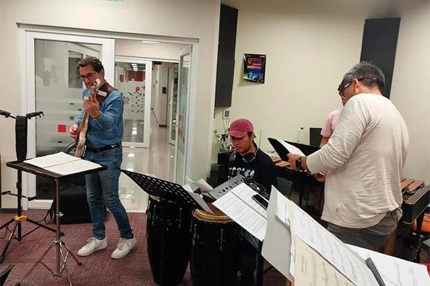 Ensayos de Dialecto de Pájaros con los músicos chilenos del colectivo y Patricio Wang. © Colectivo Dialéctico