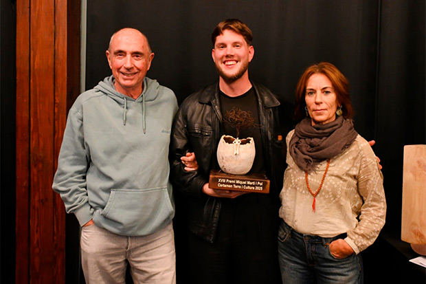 Lluís Llach, Fredrik y Roser Oter, autora del galardón. © Juan Miguel Morales|Enderrock