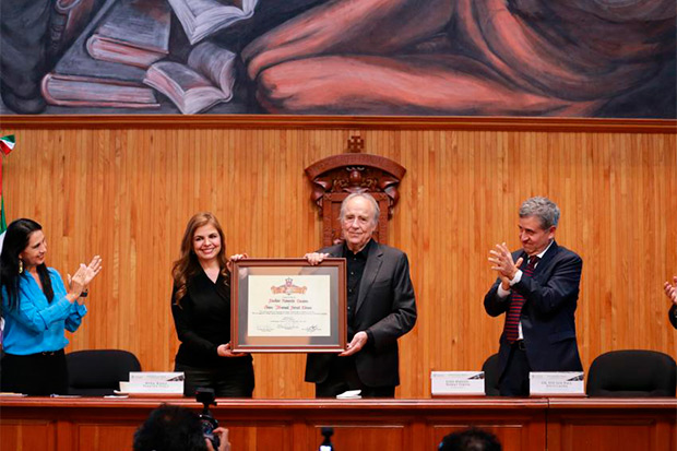 Joan Manuel Serrat en el acto de entrega del t&iacute;tulo de doctor Honoris causa celebrado en el Paraninfo &laquo;Enrique D&iacute;az de Le&oacute;n&raquo; de la Universidad de Guadalajara. &copy; Prensa UdG