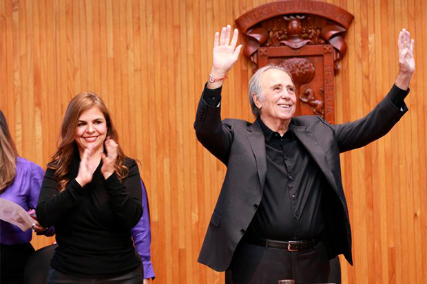Joan Manuel Serrat en el acto de entrega del t&iacute;tulo de doctor Honoris causa celebrado en el Paraninfo &laquo;Enrique D&iacute;az de Le&oacute;n&raquo; de la Universidad de Guadalajara. &copy; Prensa UdG