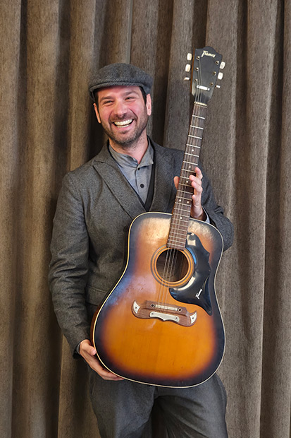 Mar&ccedil;al Girbau, nuevo director del BarnaSants, sosteniendo una de las primeras guitarras de Llu&iacute;s Llach, que el trovador cedi&oacute; al Centre Comarcal Lleidat&agrave; de Barcelona. &copy; Xavier Pintanel