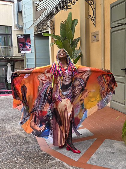 Lucrecia en la puerta del Teatre de Sarri&agrave; en Barcelona. &copy; Xavier Pintanel
