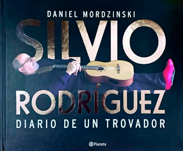 Portada del libro &laquo;Silvio Rodr&iacute;guez, diario de un trovador&raquo; de Daniel Mordzinski.