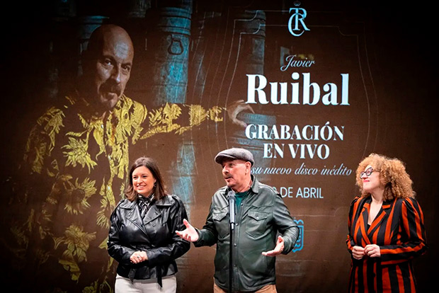 De izquierda a derecha: la alcaldesa de San Fernando, Patricia Cavada; Javier Ruibal; y la concejala de Cultura, Pepa Pacheco.  &copy; Ayuntamiento de San Fernando