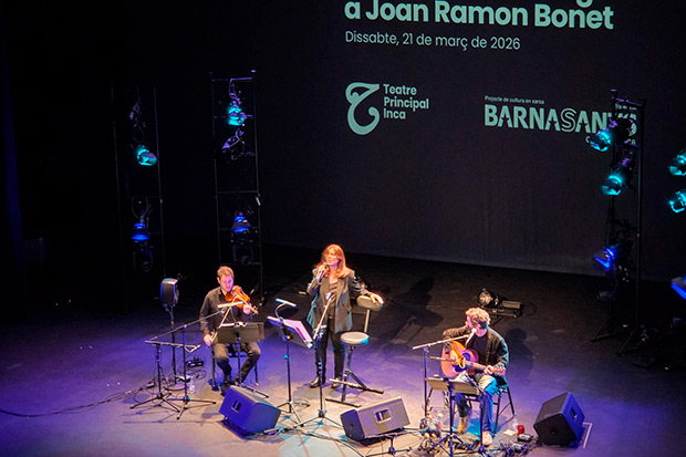 Maria del Mar Bonet en el concierto homenaje a su hermano Joan Ramon, acompa&ntilde;ada por Borja Penalba. &copy; Xavier Pintanel