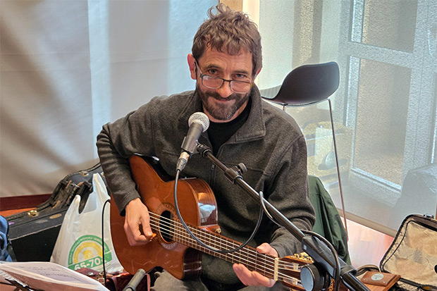 Borja Penalba en los ensayos del espect&aacute;culo Llach Genert 76 &copy; Xavier Pintanel