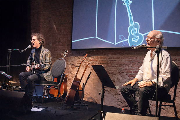 Joan Isaac y Eduard Iniesta presentado su espect&aacute;culo &laquo;Ara o mai&raquo; en el teatro La F&aacute;brica en el marco del ciclo de canci&oacute;n de autor BarnaSants. &copy; Xavier Pintanel