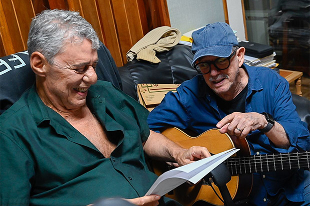 Chico Buarque y Silvio Rodr&iacute;guez en los estudi&oacute;s Ojal&aacute;. &copy; Kaloian Santos Cabrera