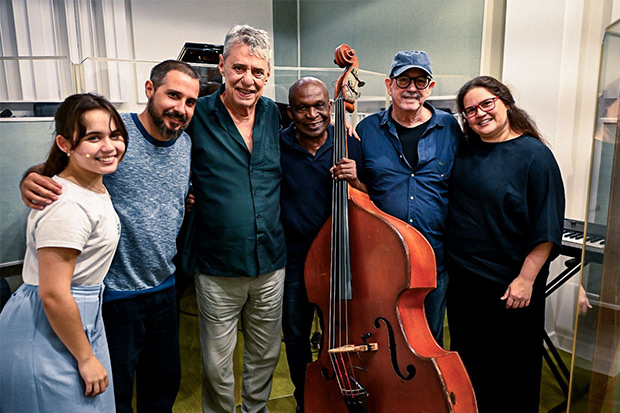 De izquierda a derecha: Malva Rodr&iacute;guez, Oliver Vald&eacute;s, Chico Buarque, Jorge Reyes, Silvio Rodr&iacute;guez y Niurka Gonz&aacute;lez. &copy; Kaloian Santos Cabrera