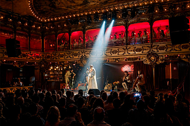 Magal&iacute; Sare en la presentaci&oacute;n de &laquo;Descasada&raquo; el pasado 26 de marzo en la Sala La Paloma de Barcelona, dentro del Festival Empremtes; acompa&ntilde;ada por Manel Forti&agrave; al contrabajo y Sebasti&agrave; Gris a la guitarra y otras cuerdas, el violonchelo de Marta Roma, el viol&iacute;n de Laura Ortega, y el Cor Bruckner, dirigido por su hermana Julia Ses&eacute;. &copy; Xavier Pintanel