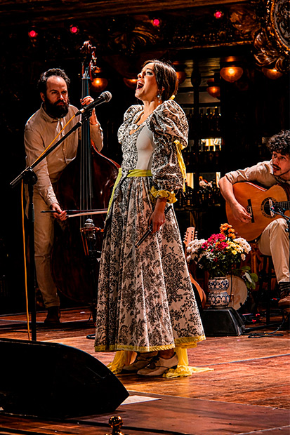 Magal&iacute; Sare en la presentaci&oacute;n de &laquo;Descasada&raquo; el pasado 26 de marzo en la Sala La Paloma de Barcelona, dentro del Festival Empremtes; acompa&ntilde;ada por Manel Forti&agrave; al contrabajo y Sebasti&agrave; Gris a la guitarra. &copy; Xavier Pintanel
