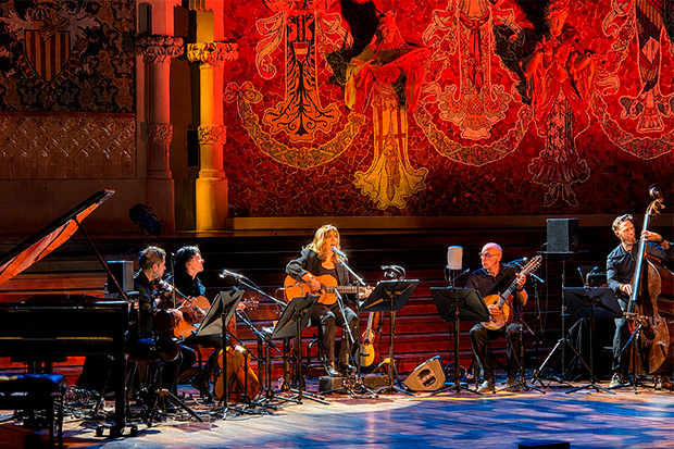 Maria del Mar Bonet con su banda en el Palau de la M&uuml;sica de Barcelona. &copy; Xavier Pintanel