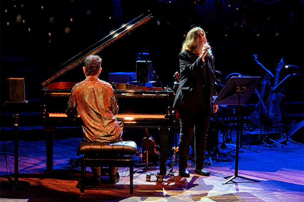 Maria del Mar Bonet, con Gori Matas al piano, interpreta &laquo;Lluna de pau&raquo; con m&uacute;sica de Jos&eacute; Mar&iacute;a Vitier. &copy; Xavier Pintanel