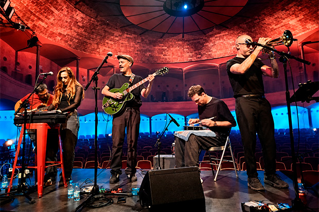 Pehuenche con su banda. &copy; Carles Gr&agrave;cia Escarp