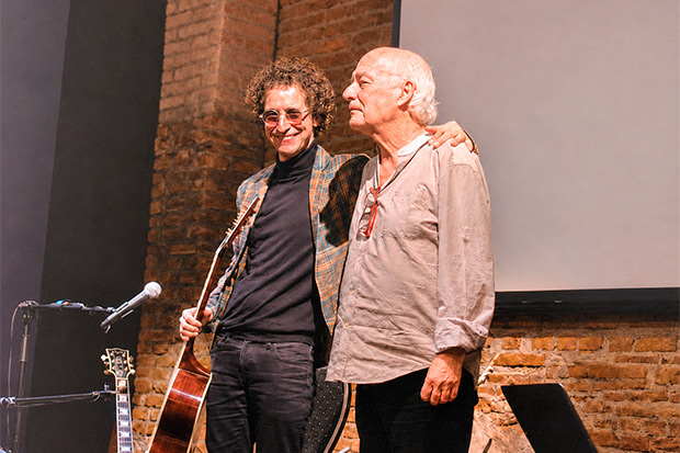 Joan Isaac y Eduard Iniesta en la presentaci&oacute;n de su espect&aacute;culo &laquo;Ara o mai&raquo; en el teatro La F&aacute;brica de Barcelona en el marco del ciclo de canci&oacute;n de autor BarnaSants. &copy; Xavier Pintanel