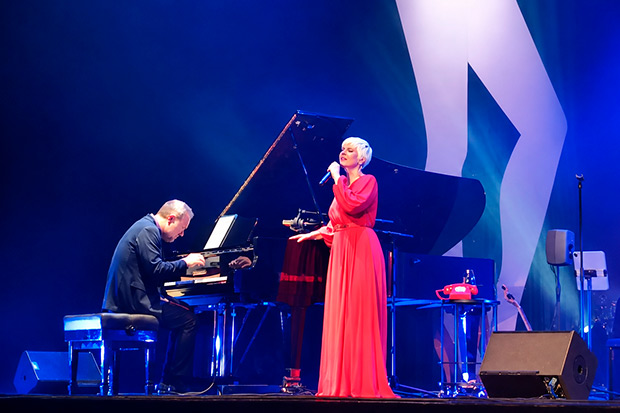 Pasi&oacute;n Vega acompa&ntilde;ada al piano por Mois&eacute;s P. S&aacute;nchez. &copy; Carles Gr&agrave;cia Escarp