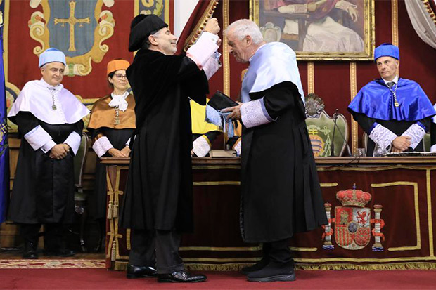 La Universidad de Oviedo otorga el doctorado Honoris Causa a V&iacute;ctor Manuel para reconocer su trayectoria y su canto a la memoria de Asturias &copy; Universidad de Oviedo