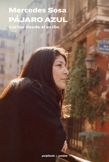 Portada del libro &laquo;P&aacute;jaro azul. Cartas desde el exilio&raquo; de Mercedes Sosa.