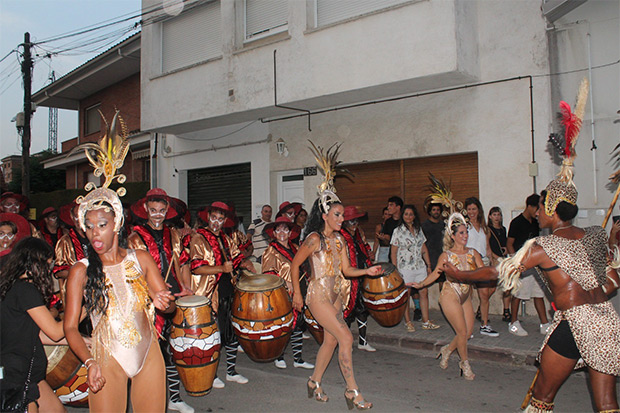 La Comparsa Bant&uacute; al completo desfilando por su Palau-Solit&agrave; i Plegamans. &copy; @Bymiilenaa