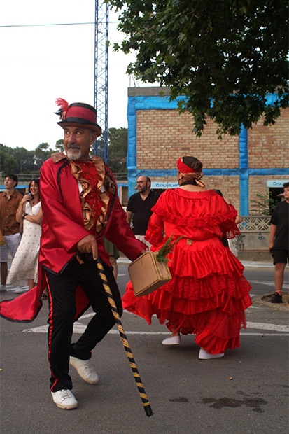 El Gramillero y la Mama Vieja de Bant&uacute; marcando el paso de la comparsa por la calle Cam&iacute; Reial de Palau-Solit&agrave; i Plegamans. &copy; @Bymiilenaa