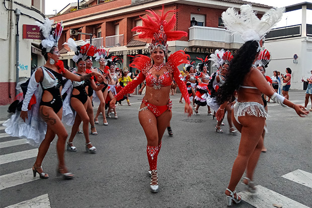 Vedettes salt&aacute;ndose con &iacute;mpetu y alegr&iacute;a los pasos de peatones del camino real por el que transcurri&oacute; este &laquo;Desfile de Llamadas&raquo; hist&oacute;rico. &copy; Manel Gausachs