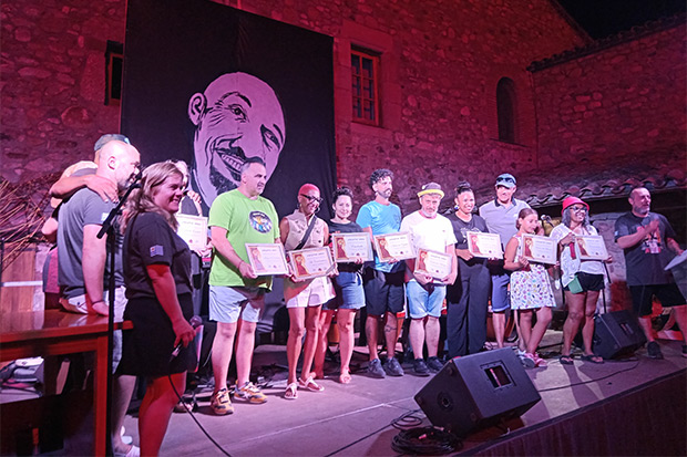 Foto de las 11 Comparsas participantes reunidas encima del escenario donde actu&oacute; Eduardo Da Luz. &copy; Manel Gausachs